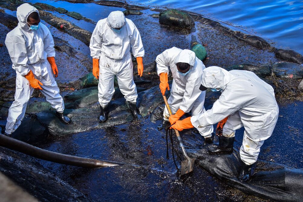 Oil spill containment and shoreline cleanup
