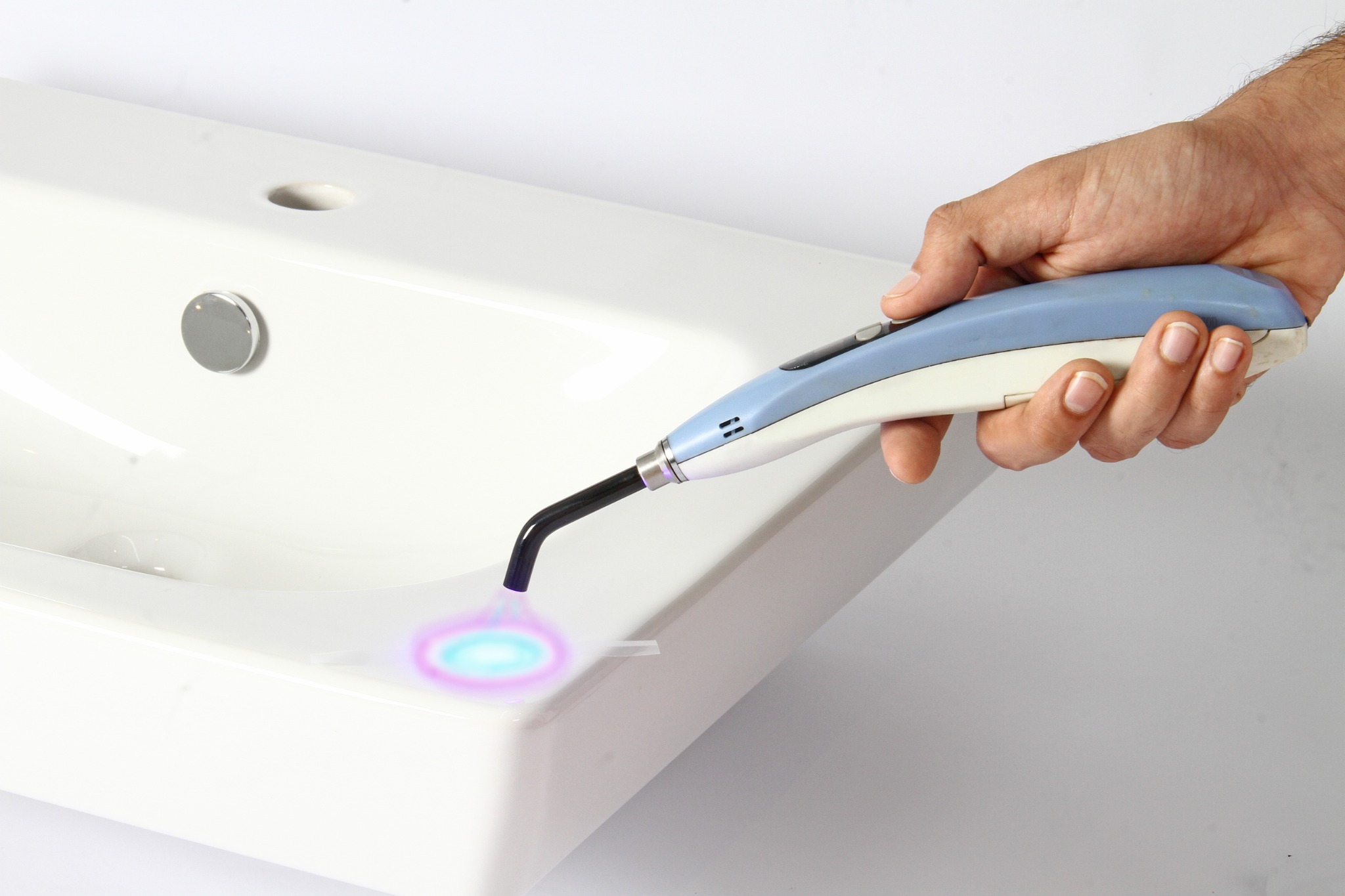 Curing CeraFixe repair with an LED-D light