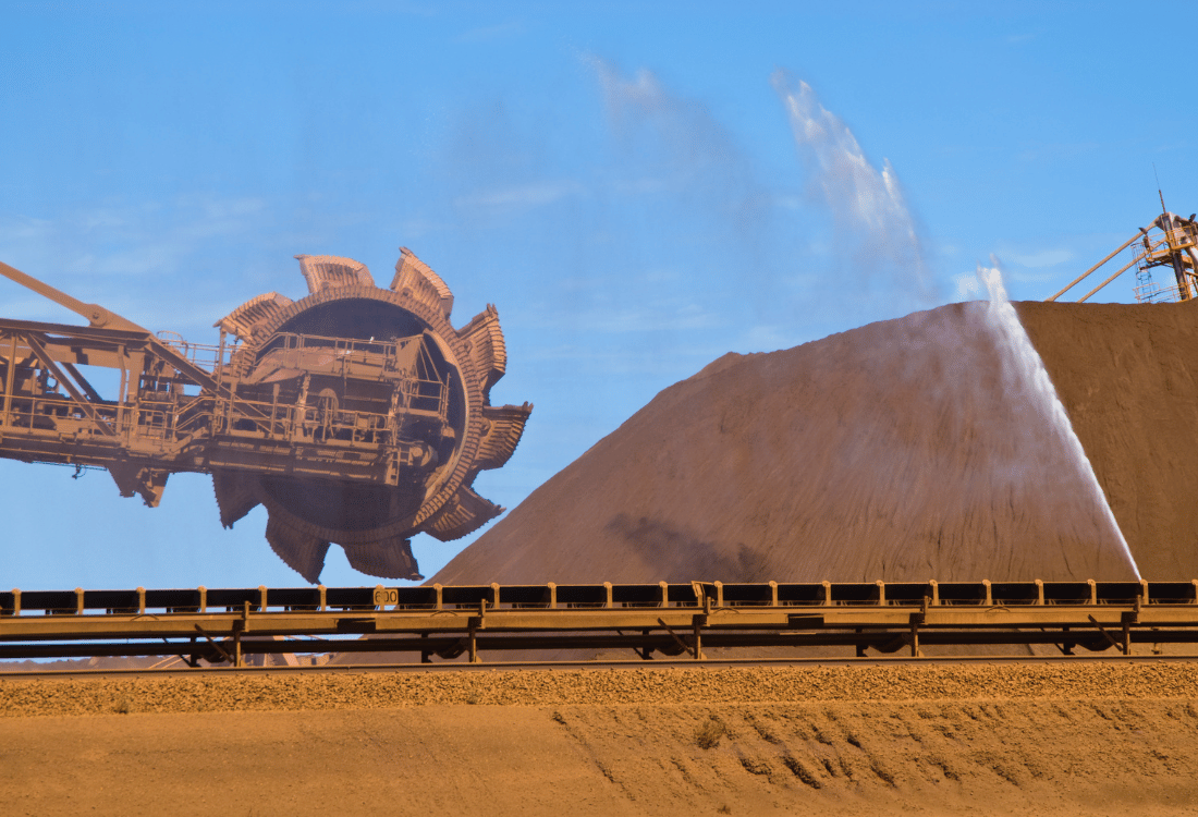 Ore stockpile spray treatment