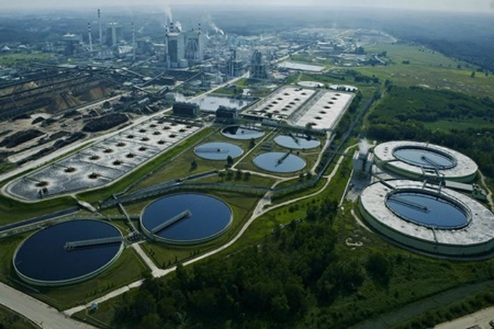Refractory lining and high-temperature ceramic application